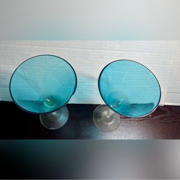 (2) LARGE RARE (VINTAGE) PLASTIC MARTINI GLASSES - IRIDESCENT BLUE (PRETTY) - Picture 3 of 3